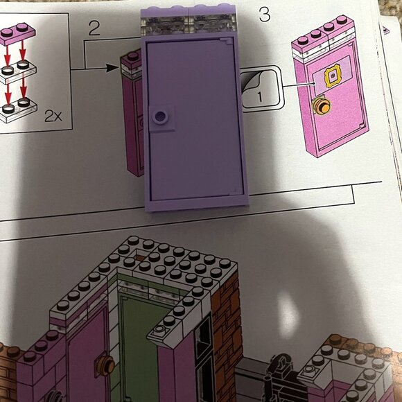 LEGO Icons The Friends Apartments 10292 RETIRED - Picture 8 of 9